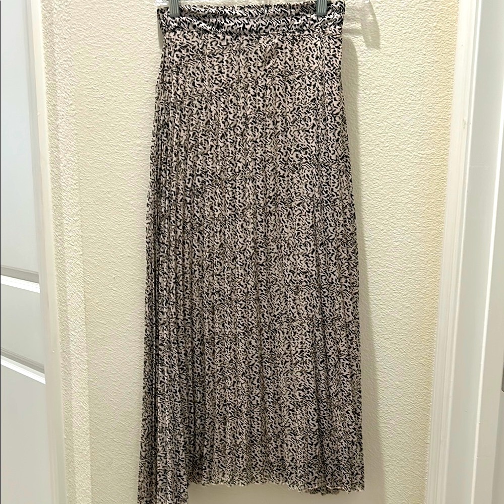 JAPRA Elegant Black and White Pleated Maxi Skirt